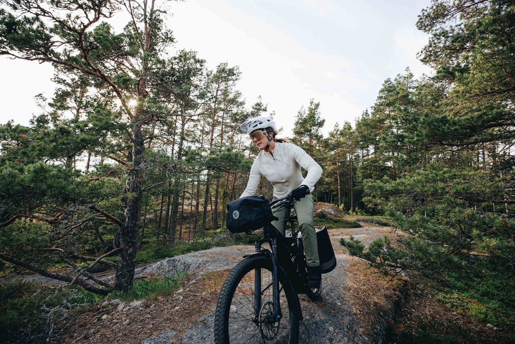 e-Mountainbikerin im Wald